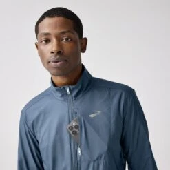 BROOKS Men's Fusion Hybrid Jacket 2.0 (455 - Blue Slate) 9 BROOKS Men's Fusion Hybrid Jacket 2.0 (455 - Blue Slate) -FastStride Gear 211512 455 d1 fusion hybrid jacket 2 mens running jacket
